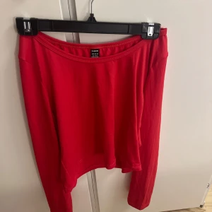 Röd långärmad topp - En enkel och snygg röd långärmad topp från SHEIN. Modellen har en rund halsringning och är tillverkad i mjuk bomull. Mindre i storleken. 