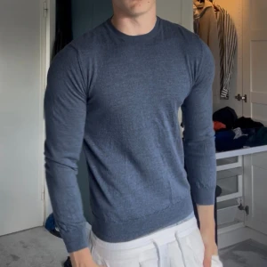 Oscar Jacobson Merino  - Sjukt snygg Pullover i 100% Merinoull från Oscar Jacobson. Knappt använd och i skick 9,5/10, (finns ej några tecken på användning). Den är i Storlek L men sitter som S.  Hör av dig vid frågor eller funderingar! Är 182 o väger 75 kg för referens 