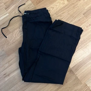 Linnebyxor - Svart linnebyxor från Bikbok i stl S, använda 1-2 gånger 