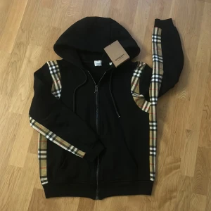 Burberry Zip Up Hoodie - Svart zip från burberry, perfekt till sommaren. Den är väldigt unik, och sällsynt.