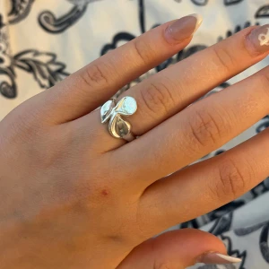 Silver ring 925 - 100% silver, från guldfynd. Jättefint skick!!