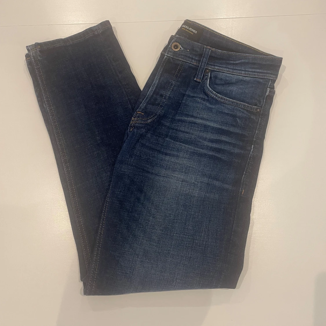 Mörkblå tapered jeans från Jack & Jones