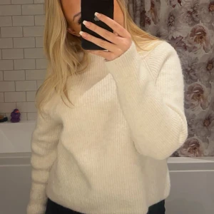 Vit stickad tröja  - Säljer nu min vita stickade tröja. Den är i bra skick. Har en liten krage. Använd endast en gång. 