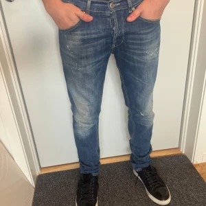 Dondup Jeans - Dondup jeans storlek 33. Lite färg stänk på jeansen skicket är bra.