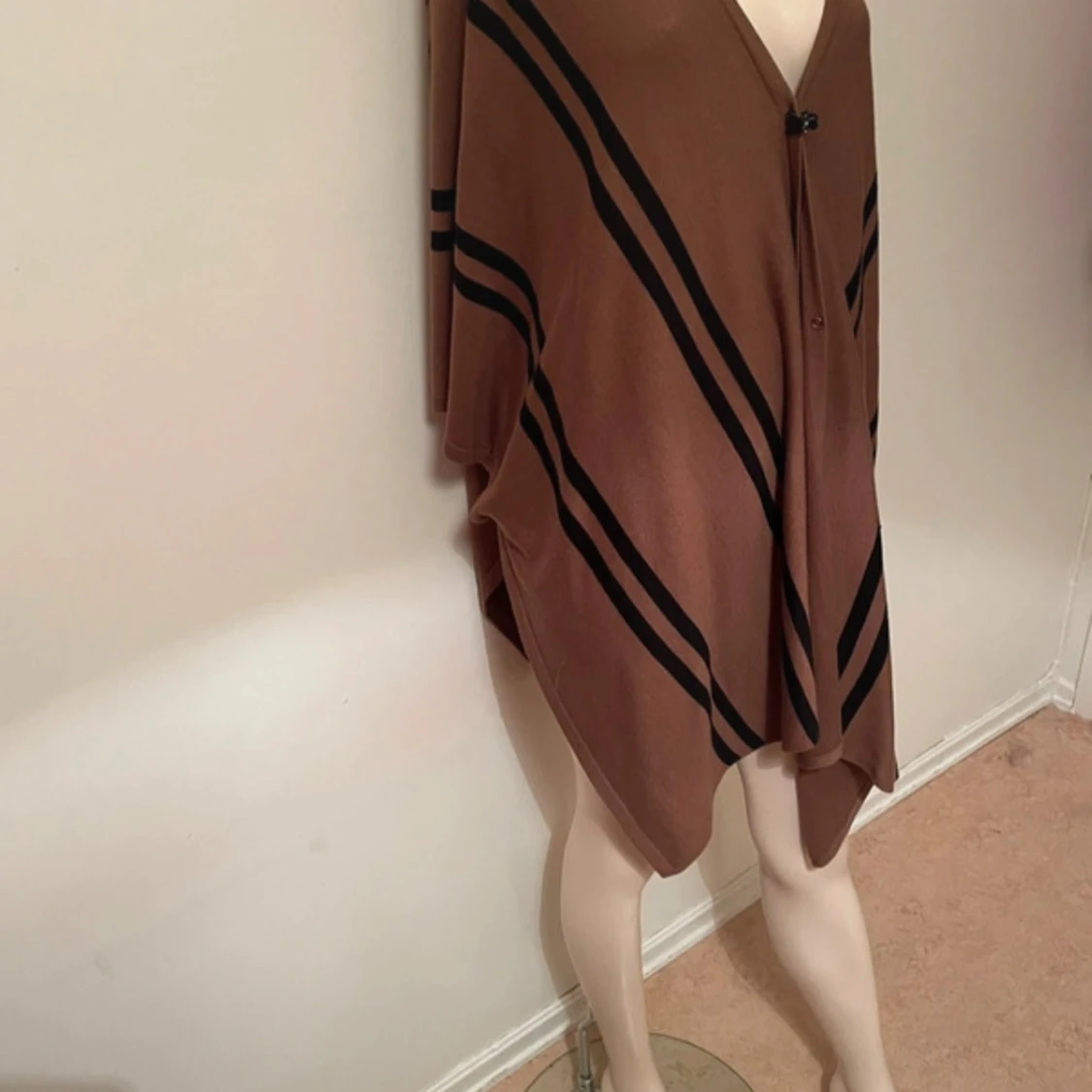 Brun ponchoväst med svarta ränder - 3