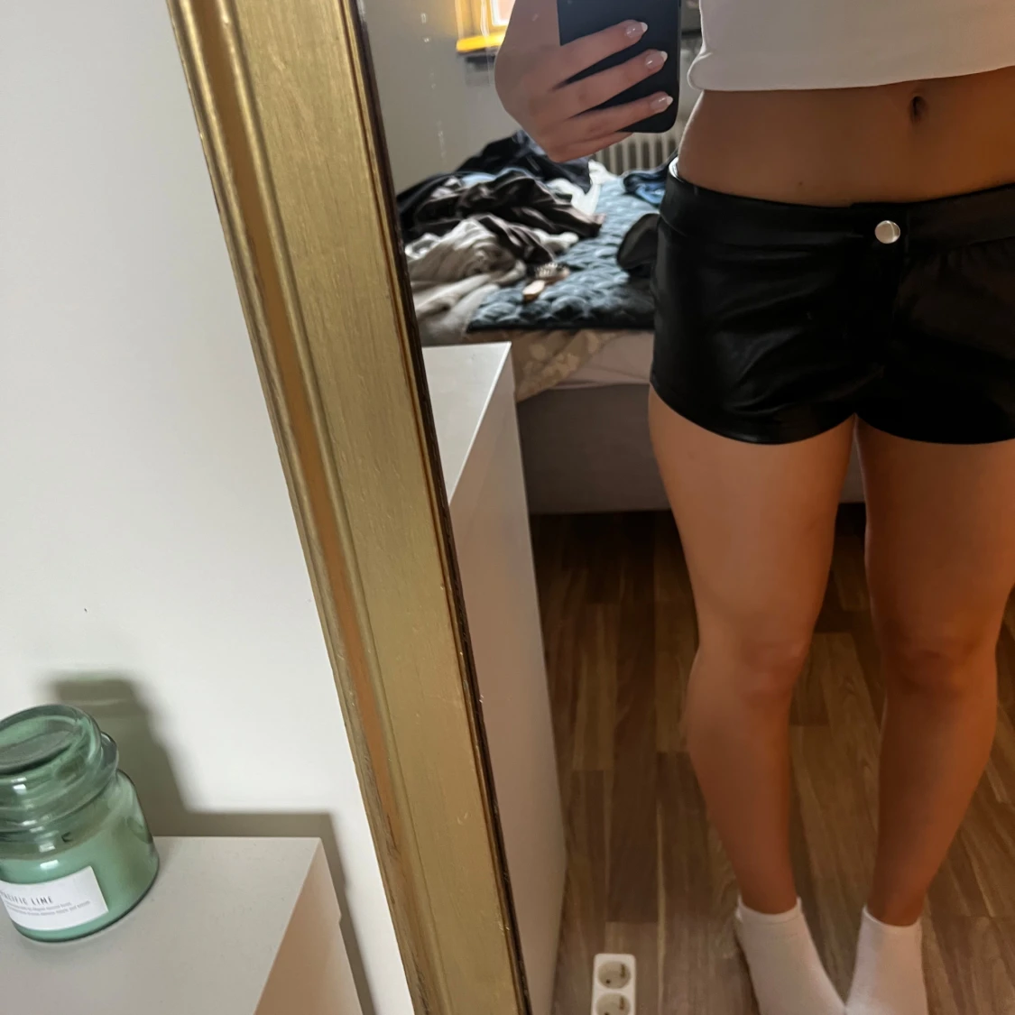 Svarta skinnshorts med knapp - 2