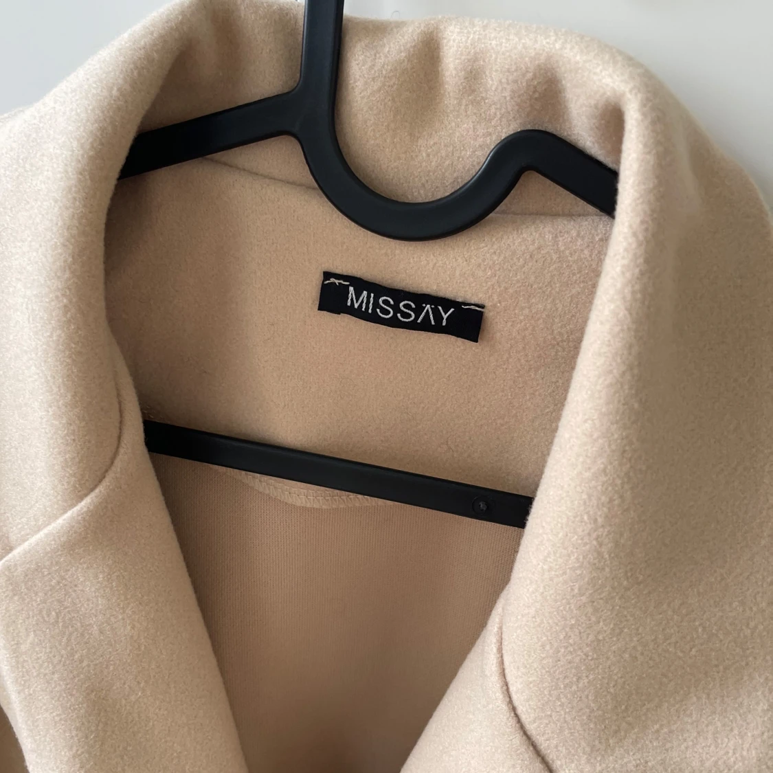 Beige kappa med bälte från Missay - 1