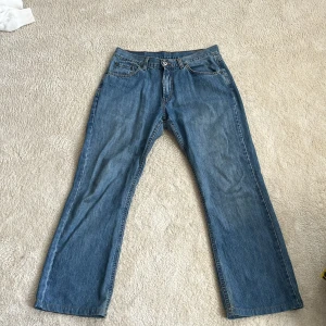 Blå jeans från Mc Gordon - Lätta blå jeans från Mc Gordon i klassisk modell med raka ben och fem fickor. Tillverkade i 100% bomull för en skön känsla. Perfekta för dig som gillar en enkel och tidlös stil. Färg: ljusblå denim. Sitter perfekt på mig som lågmidjade och baggy.