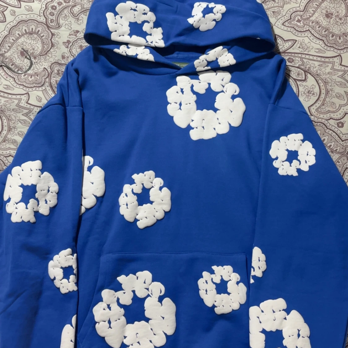 Blå hoodie med vita blommönster - 1