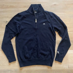 J.Lindeberg half zip - Säljer denna riktigt snygga half zip tröjan från J.Lindeberg, den är i mycket bra skick utan några defekter, 100% merinoull.                          Storleken är M men sitter som xs/s den är 58 cm lång och 45 cm bred under armhålorna, hör gärna av dig vid frågor!