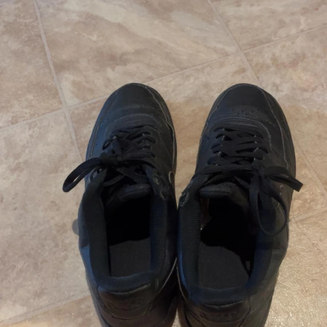 Säljer svart Nike court vison  - 1
