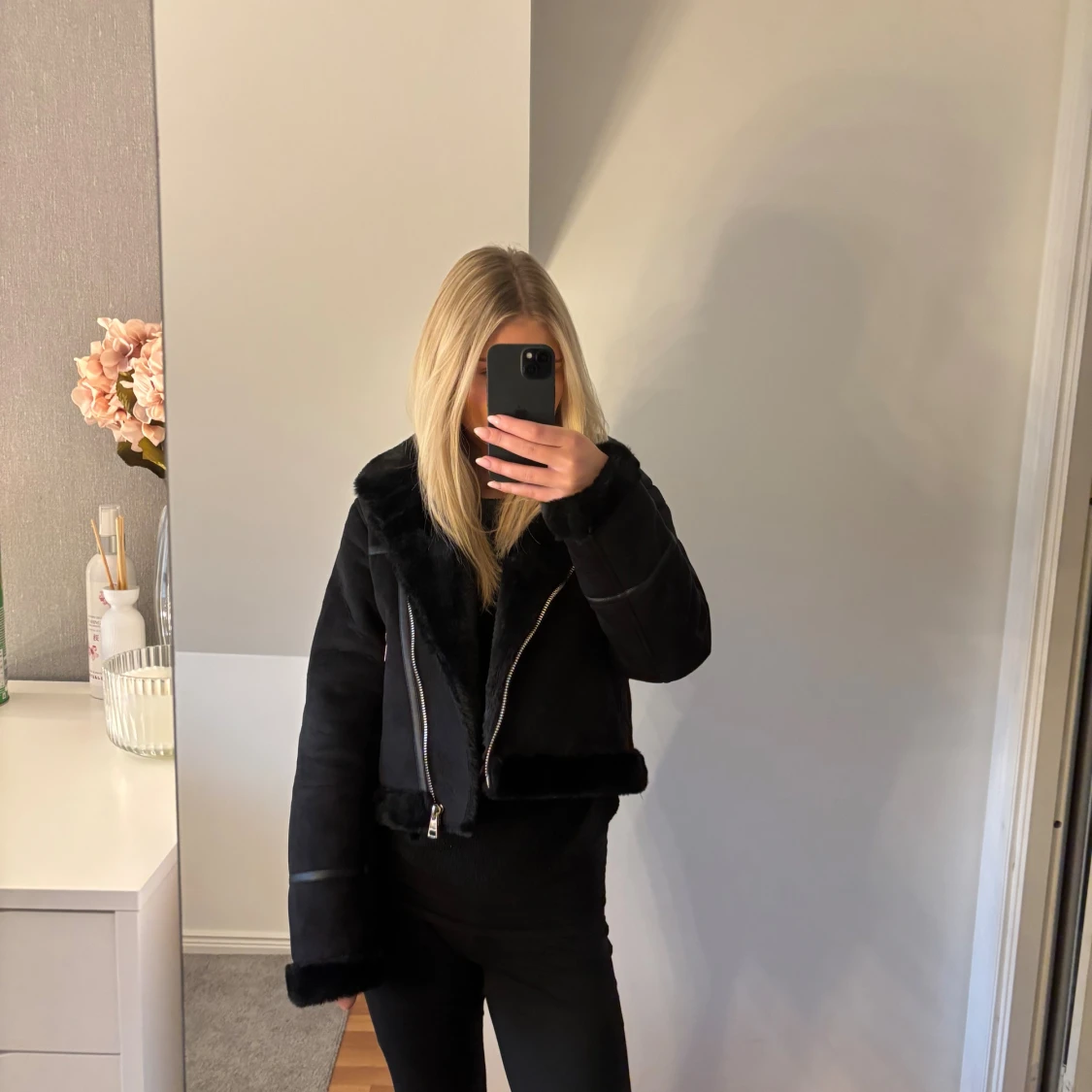 Svart läder/päls jacka med dragkedja