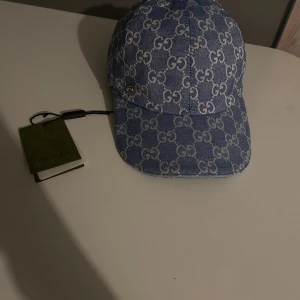 Ljus blå GG keps - Tja säljer nu min blåa GG keps då den inte används nästan helt ny inga defekter eller sådant priset är ej hugget i sten bara att fråga vid funderingar🤩