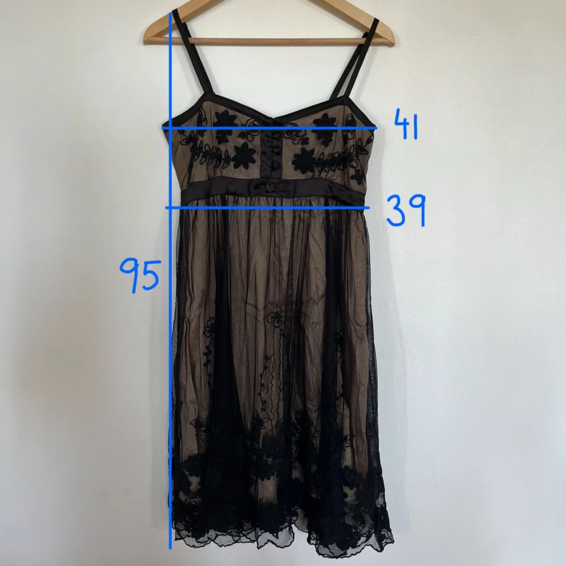 Fin klänning med brodyr - 1