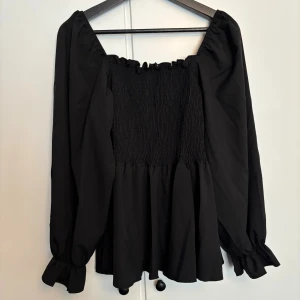 Svart blus  - Svart blus med puffiga ärmar, aldrig använd