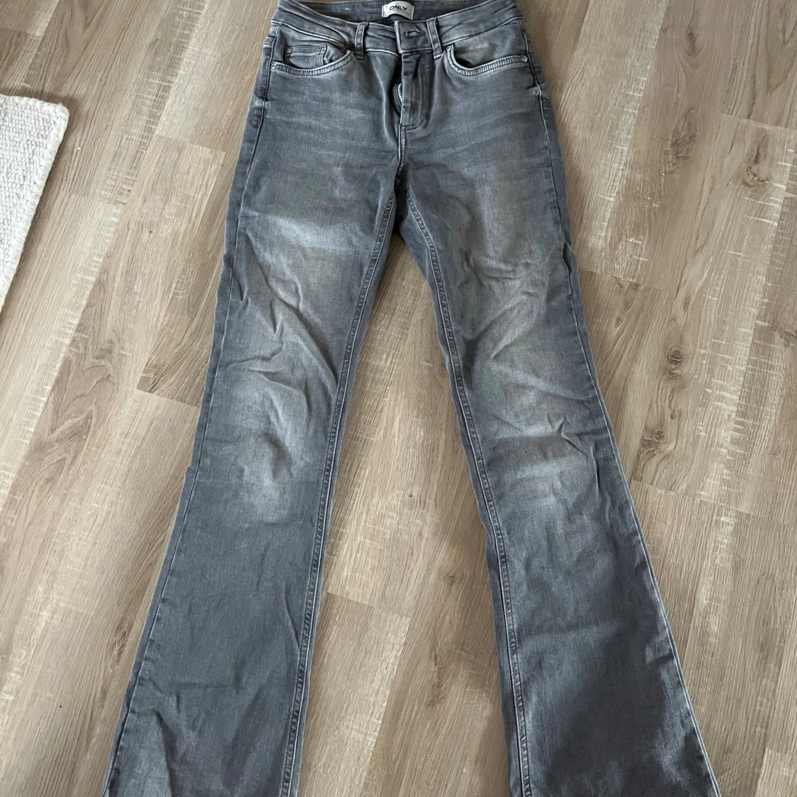 Grå bootcut jeans med låg midja