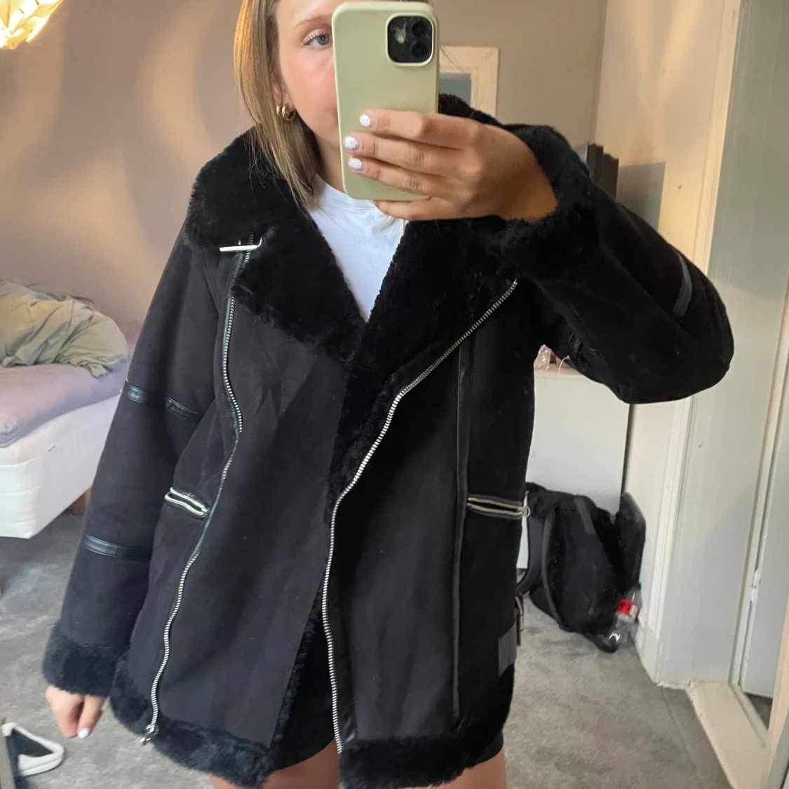 Svart pälsjacka med dragkedjor - 2