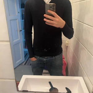 Halfzip från these glory days - En mörkblå halfzip från these glory days. Stl S. Säljer pga att den blev för liten. Personen på bilden är 188 och har stl M. Riktigt bra skick och inga täcken på användning. Bara att höra av sig vid frågor.