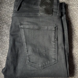 Replay Anbass Svart - Sparsamt använda Replay Anbass i svart färg! Inga fläckar eller hål! Storlek 30:32 och är slim fit! Skick 9/10❗️
