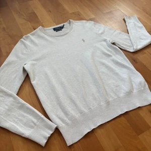 Ljusbeige tröja från Polo Ralph Lauren - Snygg ljusbeige tröja från Polo Ralph Lauren. Den passar någon som är emellan 155-167cm. Skicket är väldigt bra. Inga tecken på användning. Säljer den för att den har blivit för liten, annars skulle jag utan tvekan haft kvar den. Hör av er vid minsta fråga!