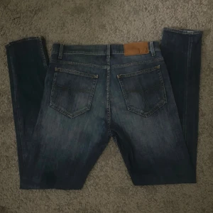 Blå jeans från Tiger of sweden - Snygga blå jeans från tiger of sweden. Jeansen är mycket stretchiga och sköna att ha på sig. Mycket fint skick utan skavanker. Storleken är 31/29 och sitter som slim. Bara att höra av sig vid frågor!
