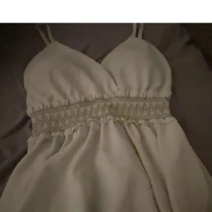 Ljusbeige linne med smock - Linne med inbyggd bh (eller vad man kallar det) ALDRIG använt men köpte från Plick ❤️ storlek Xs, vet tyvärr ej vart den är ifrån 