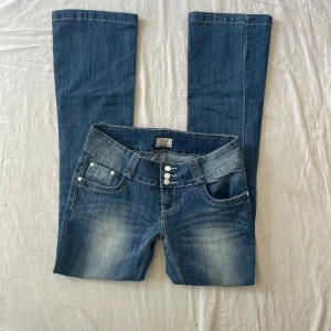 Lågmidjade jeans - Mått: midjemått rakt över 39 + mycket stretch grenhöjd 19 innerbenslängd 82,5cm💗 jag är 180