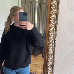 Svart stickad tröja - Svart stickad tröja. Säljer då den inte kommer till användning längre, i fin skick. Hör av dig vid frågor, pris går att diskutera🫶