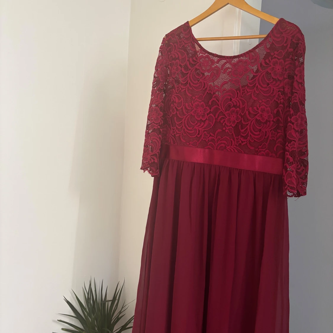 Vinröd långklänning med spetsdetaljer - 2