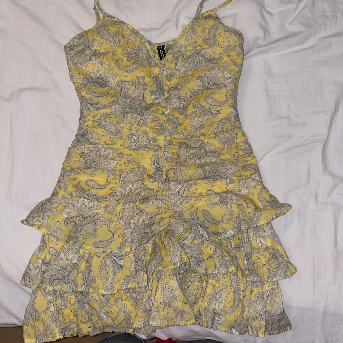 Gul mönstrad volangklänning H&M XS