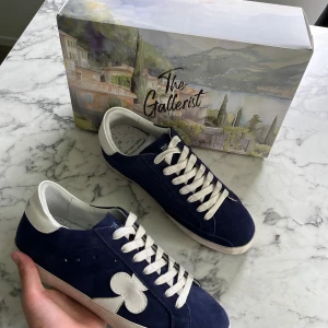 Marinblå the gallerist skor - Sprillans nya the gallerist skor, aldrig använda och helt nytt skick, legat i box hela tiden då dom inte passat, priset är inte hugget i sten, nypris 2500