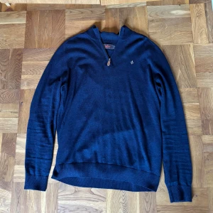 Marinblå merinoullströja Morris XL - Snygg marinblå tröja från Morris i 100% merinoull. Tröjan har en stilren design med half zip-dragkedja och diskret logga på bröstet. Perfekt för dig som gillar klassisk och bekväm stil med långärmad passform.