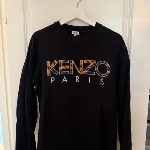 Svart Kenzo sweatshirt med tryck - Svart sweatshirt från Kenzo. Storlek M men passar nog bäst S. 