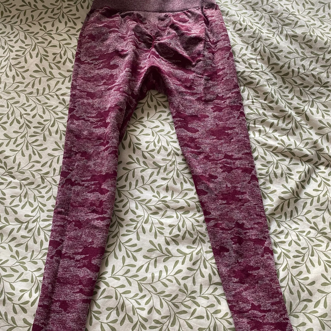 Camo leggings från AYBL i vinrött - 1