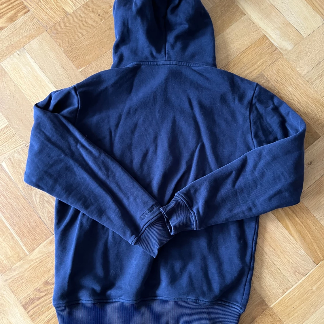 Mörkblå hoodie med huva och ficka från Les Deux - 1