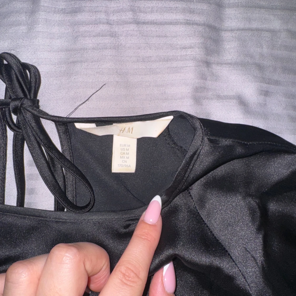 Svart satinblus från H&M med knyt - 2