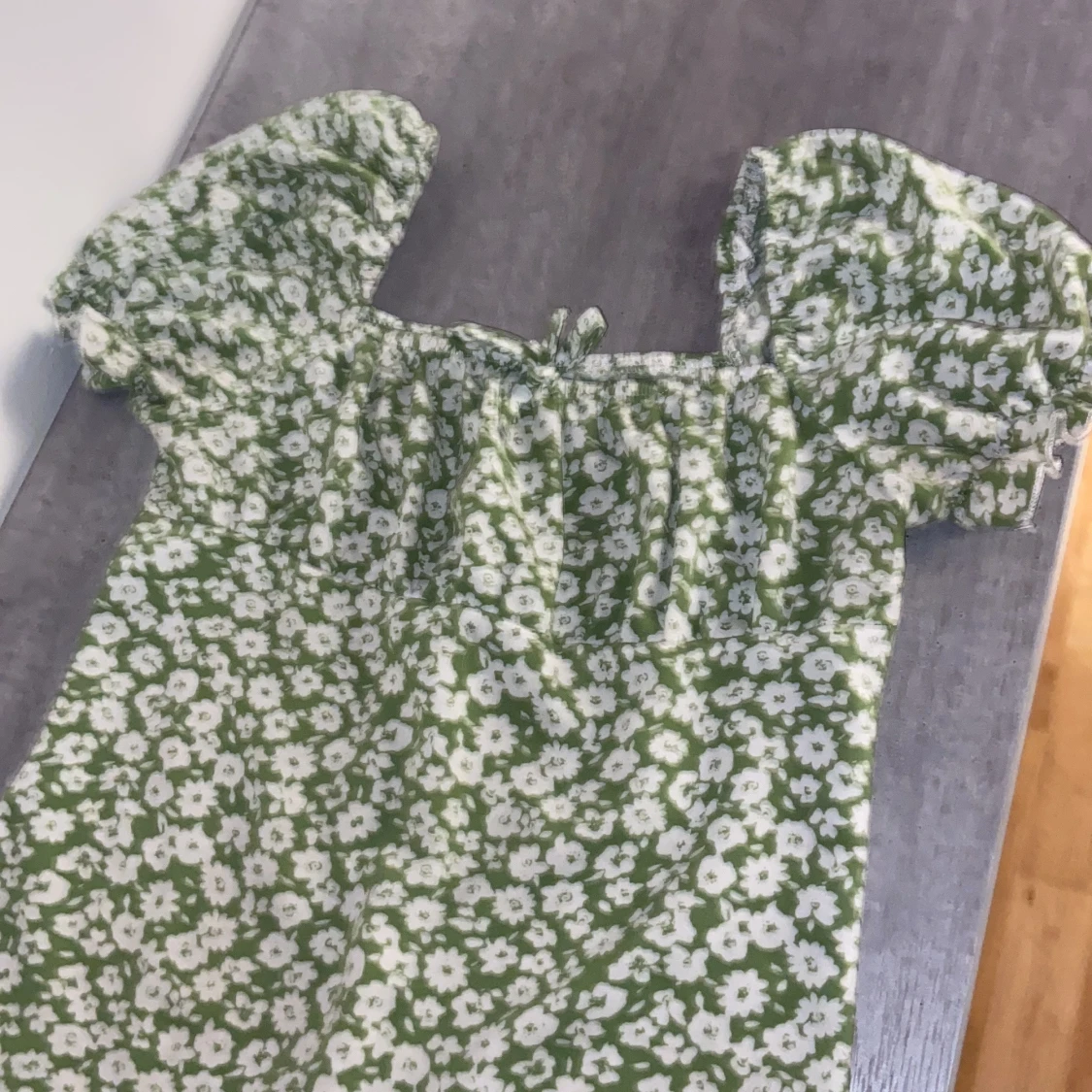 Grön blommig kortklänning med puffärm - 1