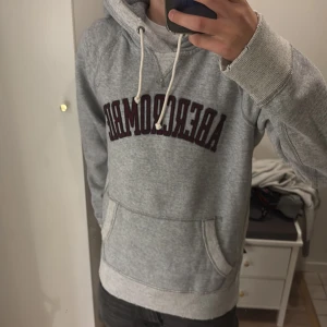 Vintage abercrombie & fitch hoodie - Skit det vintage hoodie med unika designer. Den är i bra skick. Han på bilden är 171 men den sitter lite stort.
