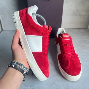 Valentino flycrew - Otroligt feta flys | skick 9,5/10 🤩| storlek 42 men passar större | box ingår! | skriv vid frågor 