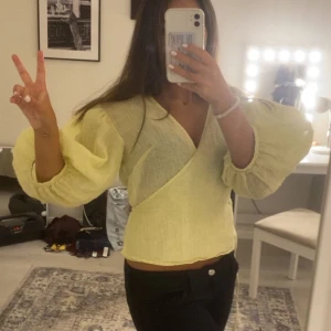 Omlott topp - Ljusgul omlott blus från hm i storlek 36. Jättefint skick