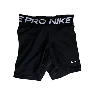 Nike pro shorts - Nike shorts köpta på stadium, sköna att träna i å sitter bra under träningspasset!