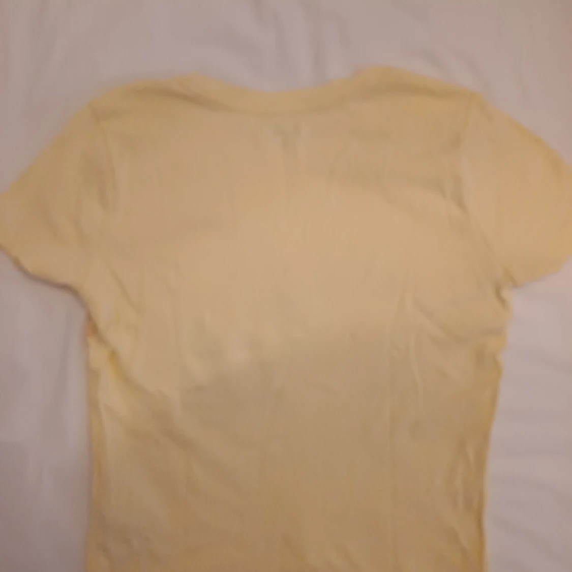 Gul blommig t-shirt från Hollister - 3