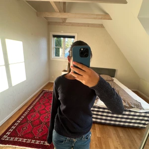 Mörkgrå stickad tröja från Vila - Mysig mörkgrå stickad tröja från Vila i storlek XS. Tröjan har rund halsringning, ribbade muddar och är långärmad. Perfekt för kyliga dagar och enkel att matcha med jeans eller kjol.