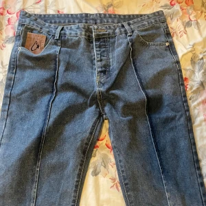 Cortiez denim jeans - Ett par helt nya denim jeans från Corteiz, står 2XL men passar som L. Man behöver göra ett eget hål på jeans knappen längst upp