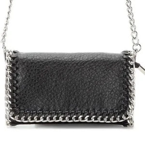 Svart axelväska med kedjedetaljer - Cool svart axelväska i skinn med silverfärgad kedja runt kanterna och som axelrem. Väskan har en stilren, rektangulär form och grov struktur i materialet. Perfekt för dig som gillar edgy detaljer och vill ha en väska som sticker ut.