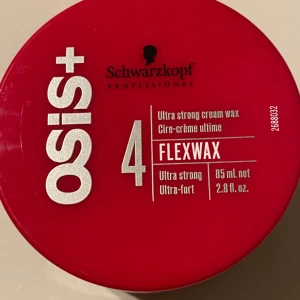 3st Osis+ Flexwax Ultra Strong Wax - Osis+ Flexwax från Schwarzkopf är en ultra strong cream wax i en snygg röd burk på 85 ml. Ger flexibel stadga och är lätt att forma om under dagen. Perfekt för att skapa definierade frisyrer med naturlig finish. Passar dig som vill ha kontroll och stil på håret nypris mellan 149kr o 239kr säljes styck för 80kr eller alla 3 för 200kr