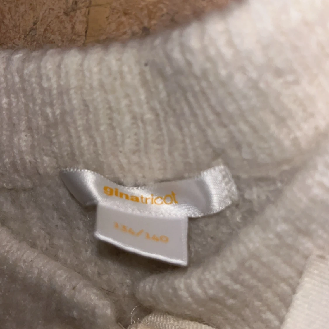 Vit stickad väst med knyt från Gina Tricot - 2