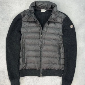 Moncler cardigan tricot jacket - – Condition: 9/10 - flawless  – Retail price: 10000 + SEK  Moncler fits small and we recommend going up a size  The model is 185 cm tall