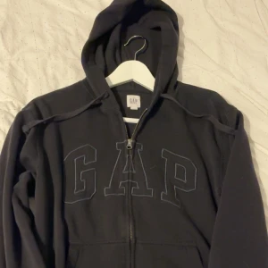 GAP zip hoodie - Hej, säljer nu min GAP zip hoodie i storlek S. Den är tvättad kanske 2 gånger och är i inprincip nyskick. Riktig my snygg hoodie som har blivit väl omhändertagen. Pris ej hugget i sten!!