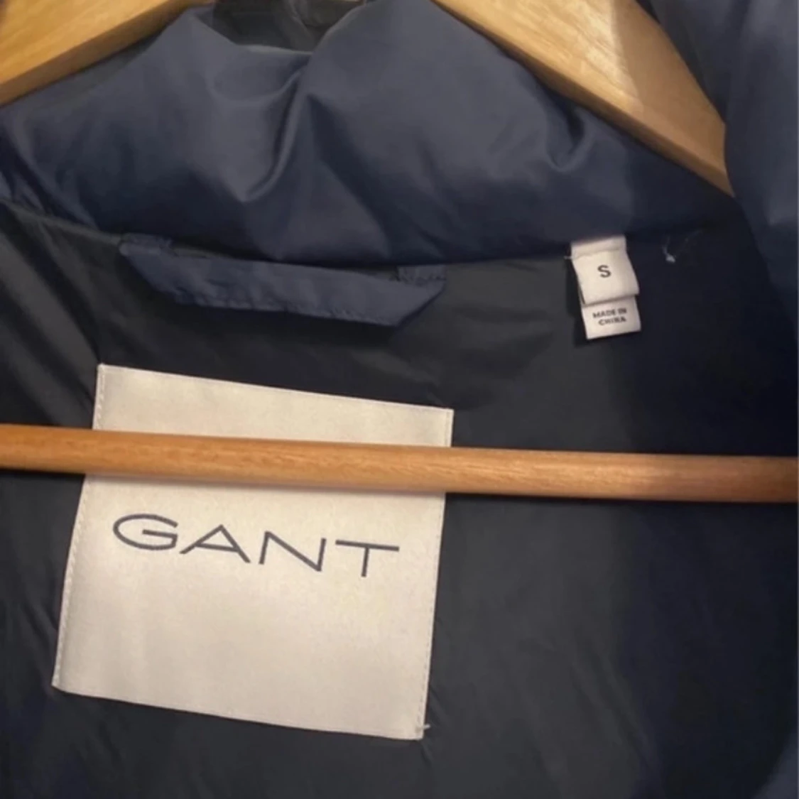 Mörkblå pufferjacka från GANT - 2